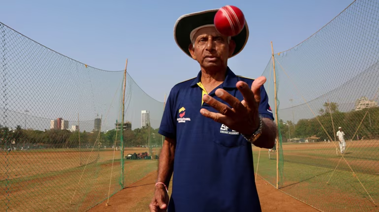 Badka_Bokrait's tweet image. कल ख़बर मिली कि 124 फ़र्स्ट-क्लास मैचों में 589 विकेट लेने वाले पद्माकर शिवलकर का मुंबई में निधन हो गया.
पद्माकर इस देश के सबसे शानदार लेफ़्ट-आर्म स्पिनर्स में एक थे. मगर कल से, कहीं भी उनके स्टैट्स, भारतीय टीम में कभी जगह न मिल पाने की कहानी के अलावा, पद्माकर शिवलकर के बारे में…