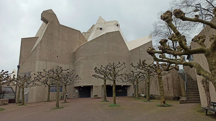 DogsRHeaven's tweet image. Cathedral of St. John the Baptist in Savannah vs
The Queen of Peace Pilgrimage Church of Neviges 
Which one is more conducive to contemplation and worship? 
#catholic #architechure