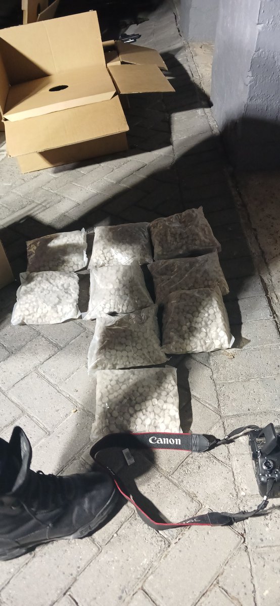 SAPoliceService's tweet image. #sapsWC In an intell driven op a multi-disciplinary team comprising of the #SAPS #AntiGangUnit investigators, Crime Intelligence (Counter Gangs and Narcotics) and Visible Policing Anti-Gang Unit members swooped on storage facilities on Monday evening, 03/03, in Bellville South as…