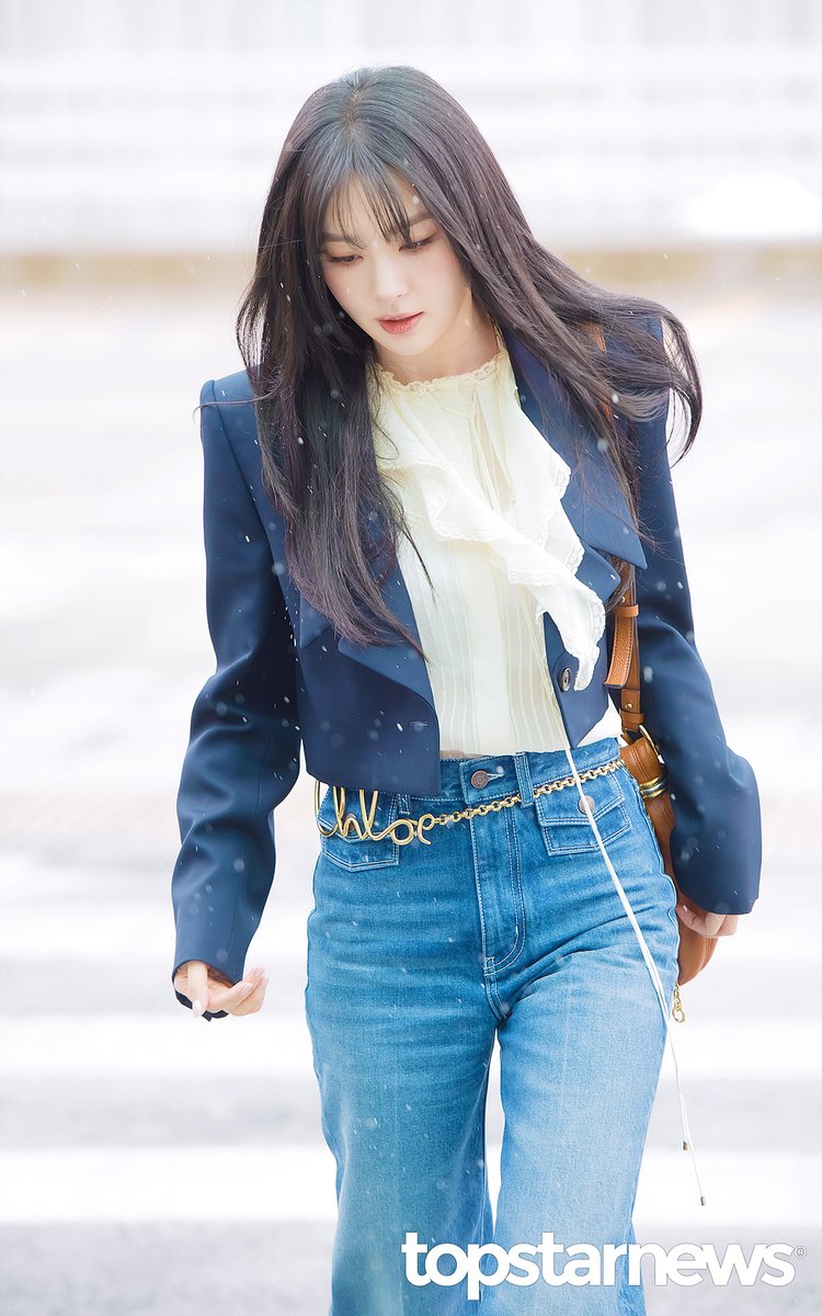 TSN_PHOTO's tweet image. 레드벨벳 슬기, 파리패션위크 끌로에 AW25 쇼 참석…화제 모은 출국 패션은? [스타일 HD] #파리패션위크 #인천공항 #출국 #입국 #프리뷰 #레드벨벳 #RedVelvet #슬기 #스타일HD topstarnews.net/news/articleVi… &amp;lt;- Original Photo