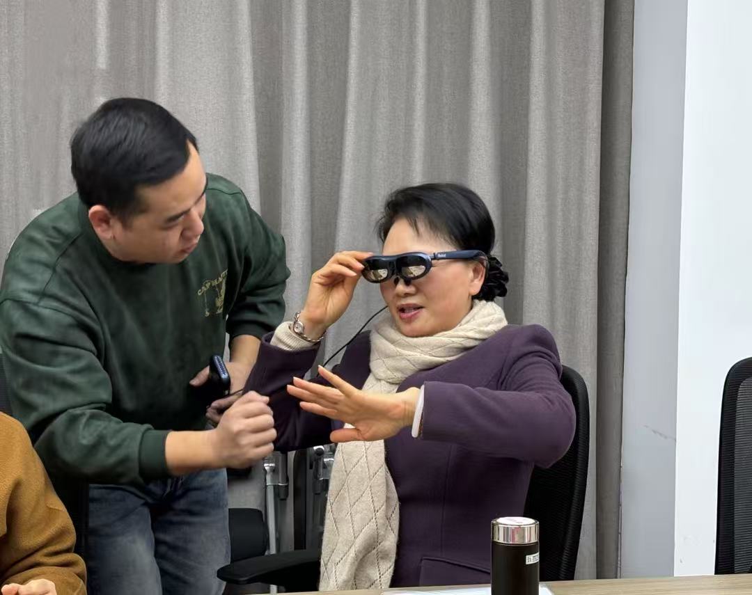 ClevelandWolf3's tweet photo. At China's most recent National People's Congress, some companies brought their latest products, AR glasses.  #AR #newsxworld https://t.co/pmsHO3iYpo