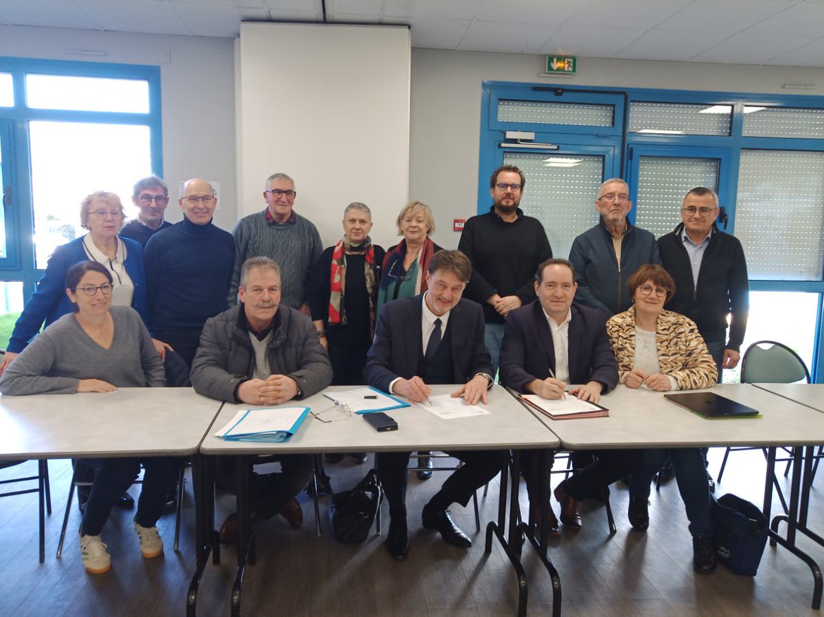 [28/03] Arnaud Benoit, sous-préfet de #Mayenne, a signé l'avenant du contrat pour la réussite de la transition écologique #CRTE et la convention financière de la communauté de communes des #Coëvrons, en présence du président de <a href="/lescoevrons/">Les Coëvrons</a> et des élus locaux.
✅Un outil