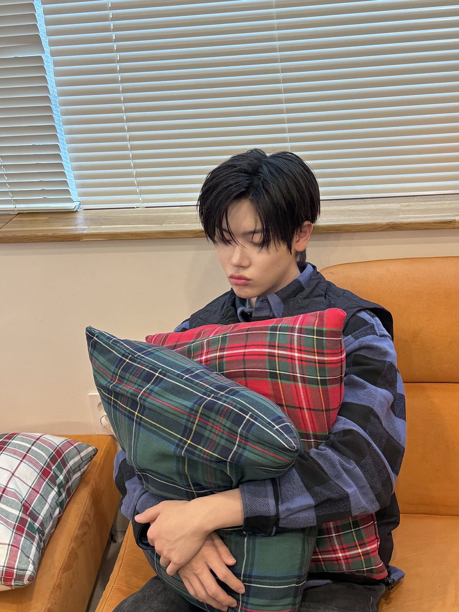 CYE_MEMBERS7's tweet photo. 눈 오니깐 팬분들 생각이 많이 나네요

#장여준 #JANGYEOJUN 
#CLOSEYOUREYES #클로즈유어아이즈
#클유아 #CYE https://t.co/zqUt8cyr4J