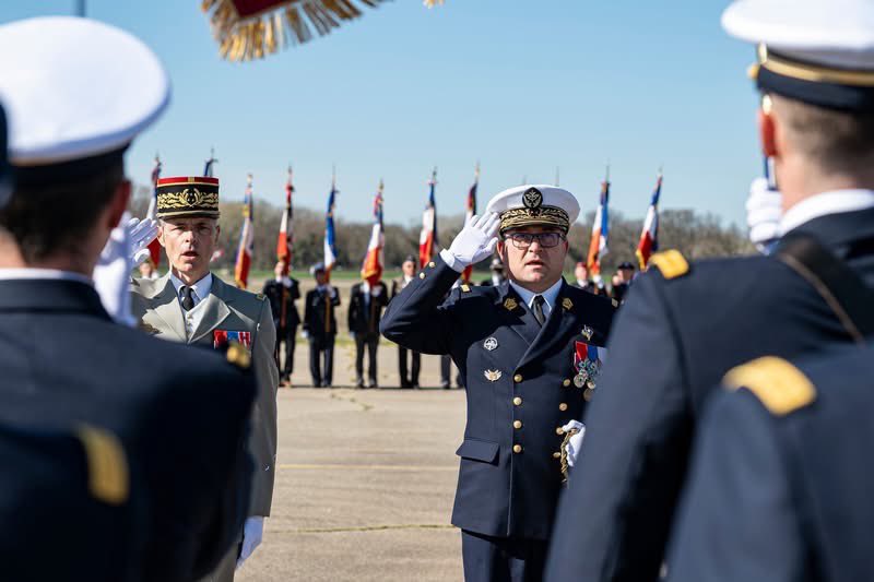 🎓Après 3 mois d’une formation exigeante, les élèves de la promotion des officiers sous contrat commissaires 2024B ont reçu leur épée, symbole de leur état d’officier.

👉defense.gouv.fr/commissariat/m…