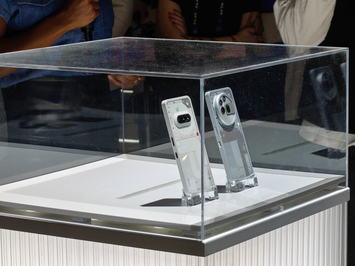 saschasegan's tweet photo. There is SO MUCH new @Snapdragon at this show. @Xiaomi with the snap on lens. @Honor with agentic AI. @Nothing with killer design. @oppo with a foldable so thin. @redmagicgaming. @realmeglobal. @SamsungMobileUS. @oneplus. Even the @HMDdevices teenager phone is one of ours! #MWC25 https://t.co/Q1gAztETiM