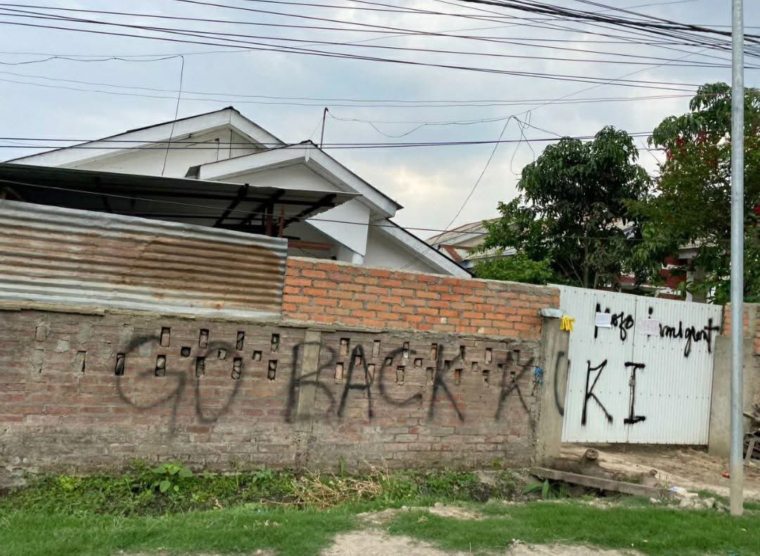 HennaryL's tweet photo. Meitei resettlement policy in the hills is a colonial farce. Graffiti such as ‘GO BACK KUKI’ sprayed on Kuki abandoned houses in Imphal exposes their hypocrisy. They engineered ethnic cleansing with state complicity, culminating in partition through bloodshed.
@HMOIndia https://t.co/jOMAIoOMeA