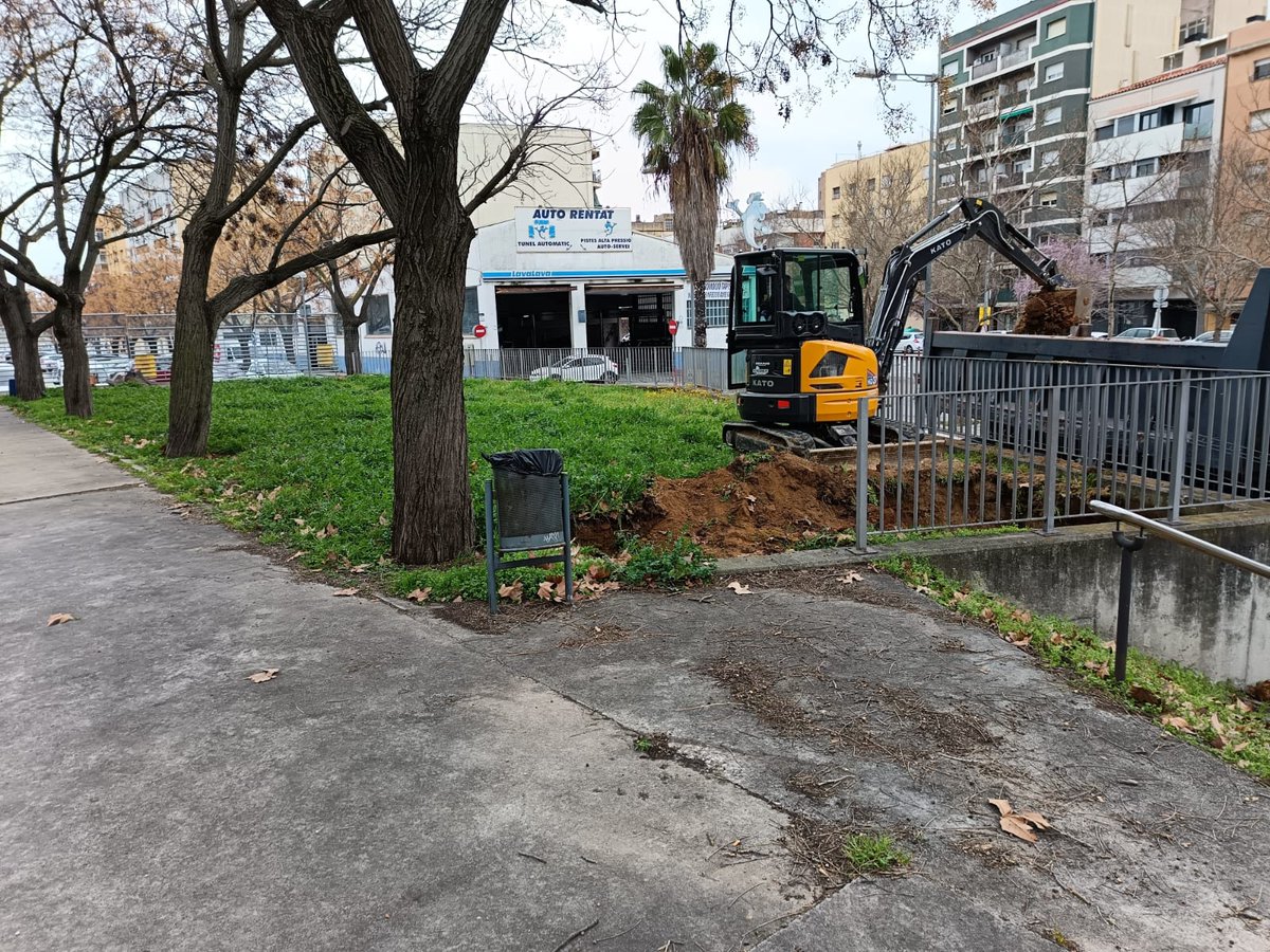Les màquines ja treballen en la primera fase de reforma de la plaça de la Malagarba. Aquesta primera actuació donarà més seguretat i eliminarà barreres arquitectòniques i visuals a l'extrem sud. Les obres afecten al trànsit a la zona. lesfranqueses.cat/actualitat/not…