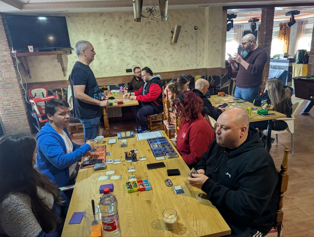 ArkhamHMalaga's tweet image. Este fin de semana organizamos junto con @bazar_iglesias  una partida multiépica masiva de Maquinaciones por el tiempo con 12 jugadores y con experiencia progresiva. #arkhamhorrolcg