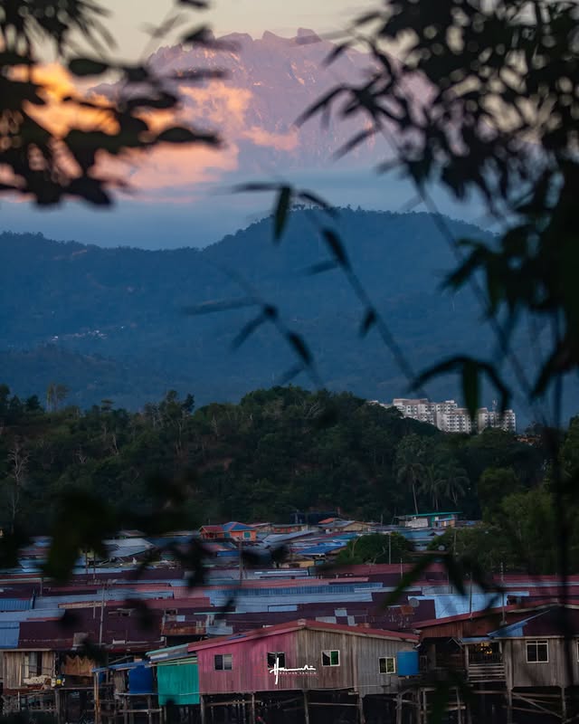 Golden Hour Lighting Up The Majestic Mount Kinabalu 🌅⛰️

📍 Sabah, Malaysia

Word &amp; photo by <a href="/hazwankamisin/">HZWN K</a>

#exploresabah #KKCity