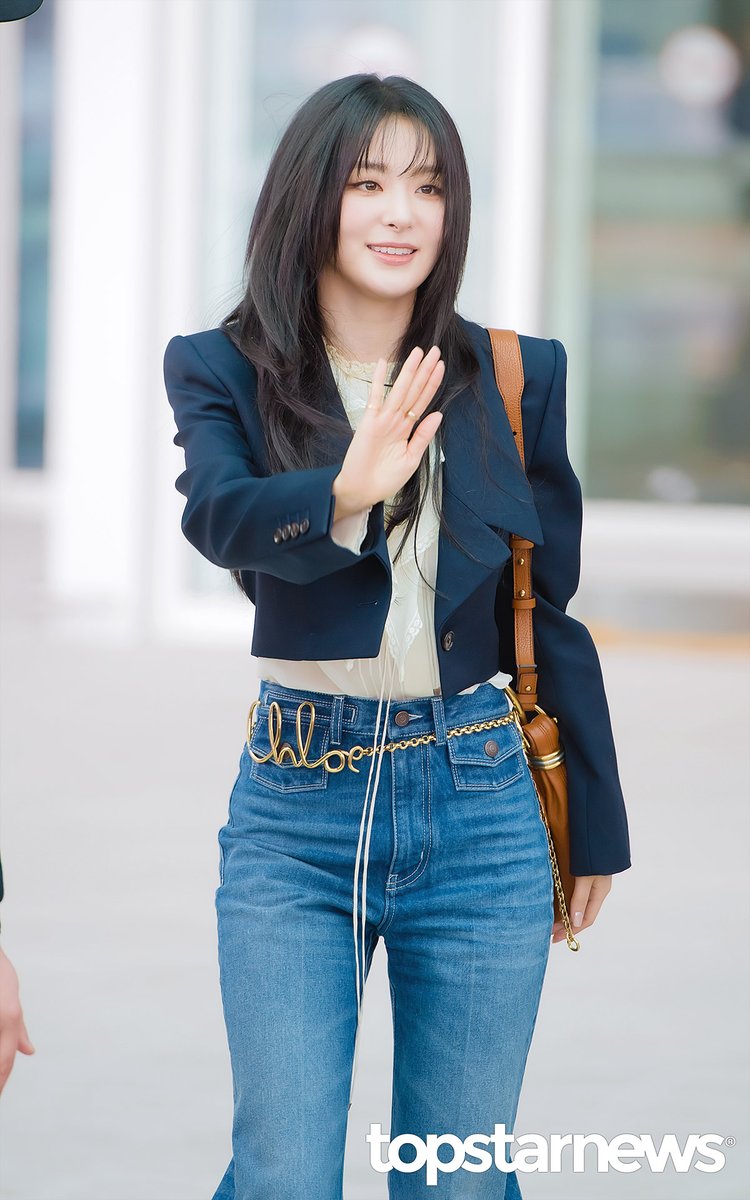 TSN_PHOTO's tweet image. 레드벨벳 슬기, ‘러비 만나서 하이슬기’ (인천공항 출국) [HD포토] #파리패션위크 #인천공항 #출국 #입국 #프리뷰 #레드벨벳 #RedVelvet #슬기 topstarnews.net/news/articleVi… &amp;lt;- Original Photo