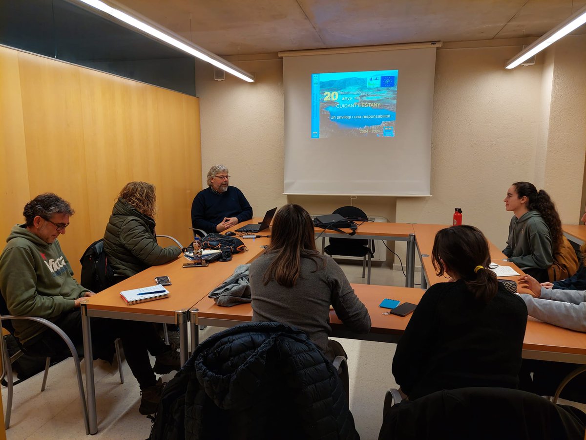 Ajuntament Banyoles (@ajbanyoles) on Twitter photo 🔛L'alumnat del Màster en Patrimoni Natural <a href="/univgirona/">Universitat de Girona</a> ha inciat les pràctiques que faran a #Banyoles de la mà del Consorci de l'Estany i del Museu Darder.
El coordinador del Consorci, Miquel Campos, ha explicat la tasca que fa l'ens a l'entorn de l'ENP de l'Estany de Banyoles. 🔛L'alumnat del Màster en Patrimoni Natural <a href="/univgirona/">Universitat de Girona</a> ha inciat les pràctiques que faran a #Banyoles de la mà del Consorci de l'Estany i del Museu Darder.
El coordinador del Consorci, Miquel Campos, ha explicat la tasca que fa l'ens a l'entorn de l'ENP de l'Estany de Banyoles.
