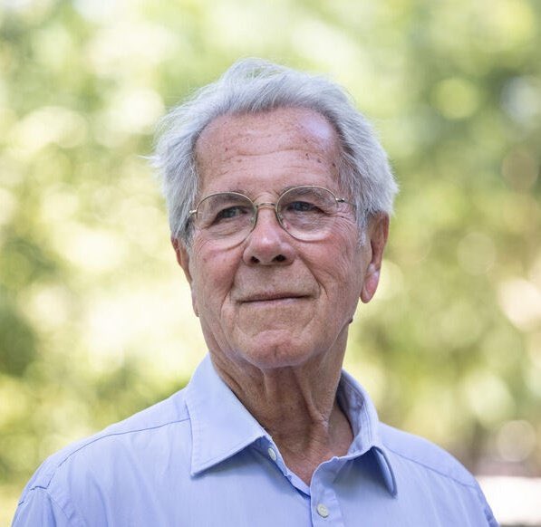 Nous perdons aujourd’hui un grand amoureux de la #République 🖤
Jean-Louis Debré était un véritable fils de la République.
Il l’écrivait, la chérissait, la racontait, mais jamais avec nostalgie, toujours avec espoir et enthousiasme pour demain.