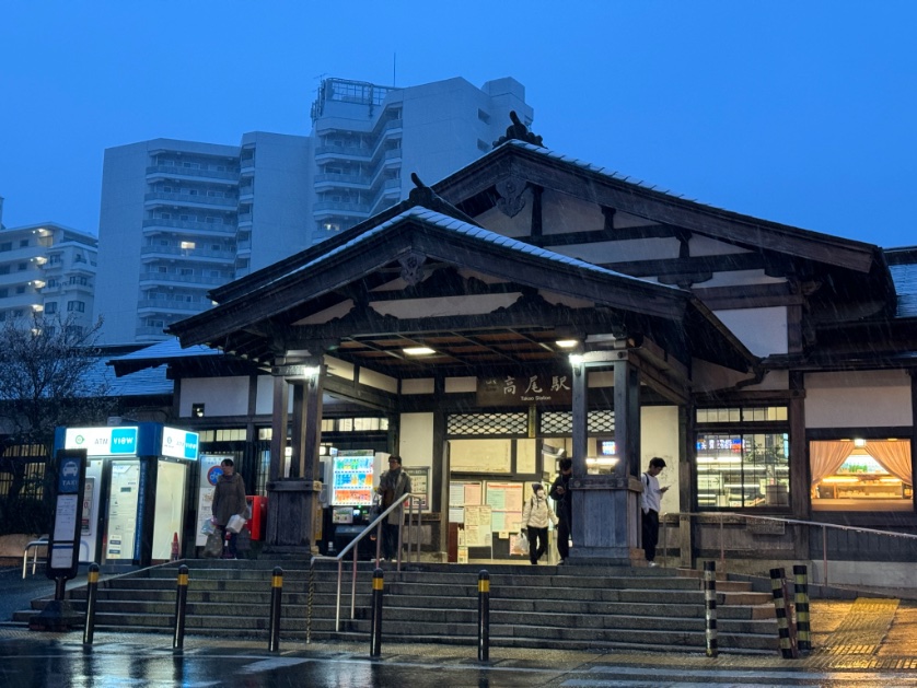 watawata's tweet photo. 取材が終わり再び高尾駅に帰ってきたら、屋根がうっすら白くなっておった
#八王子 https://t.co/KuxgRv0Z2j