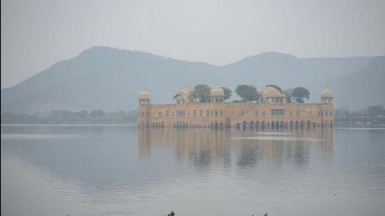 MahimaKatal's tweet image. Supreme Court slams Jaipur Municipal Corporation (Heritage) over pollution in Jal Mahal Lake. Questions how Jaipur can aim to be a ‘Smart City’ while letting its water bodies suffer. Can development come at the cost of heritage? #JalMahal #SupremeCourt #EnvironmentalConcern