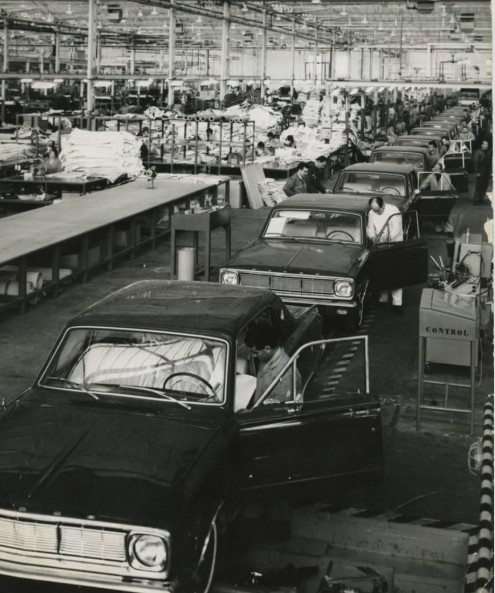 ¡La llegada del Dodge Dart en septiembre de 1965 fue todo un acontecimiento! Así lucían la puesta en marcha de algunas de las primeras unidades de la marca.

Gracias a @cuentamecomoera_madrid por compartir esta imagen de la Cadena de Montaje en la factoría Barreiros Diésel.