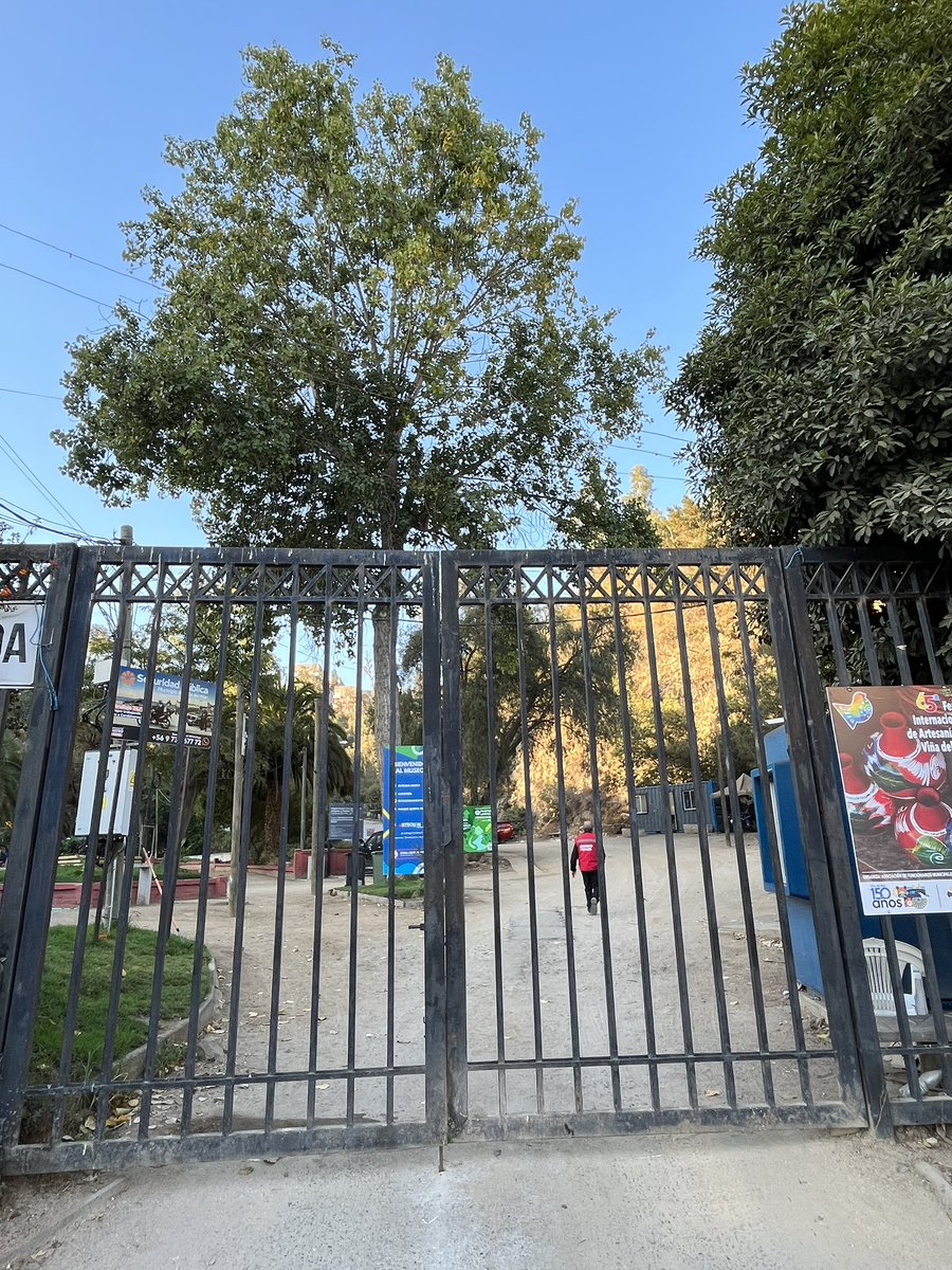 debustam's tweet photo. Mas de 2 semanas cerrando punto limpio de @vinadelmar debido al Festival @elfestival Cuando lo abren Alcaldesa @MacaRipa ??? #frustracion #reciclaje https://t.co/PdlPqlEDd3