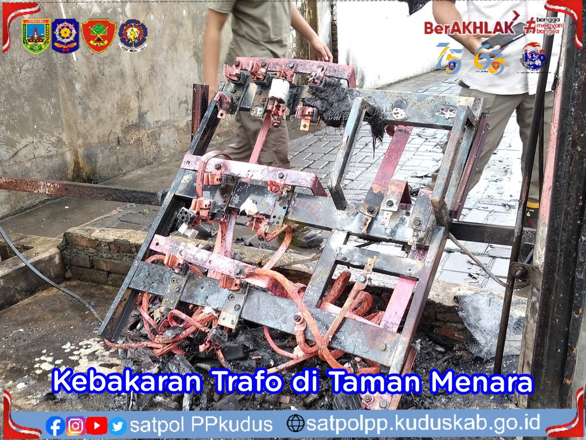 Pemadaman Kebakaran Trafo listrik di taman parkir menara Kudus
<a href="/ditpolpp_linmas/">ditpolpp. linmas</a> 
<a href="/Pemkab_Kudus/">Pemerintah Kabupaten Kudus</a> 
@budiwaluyoPolpp