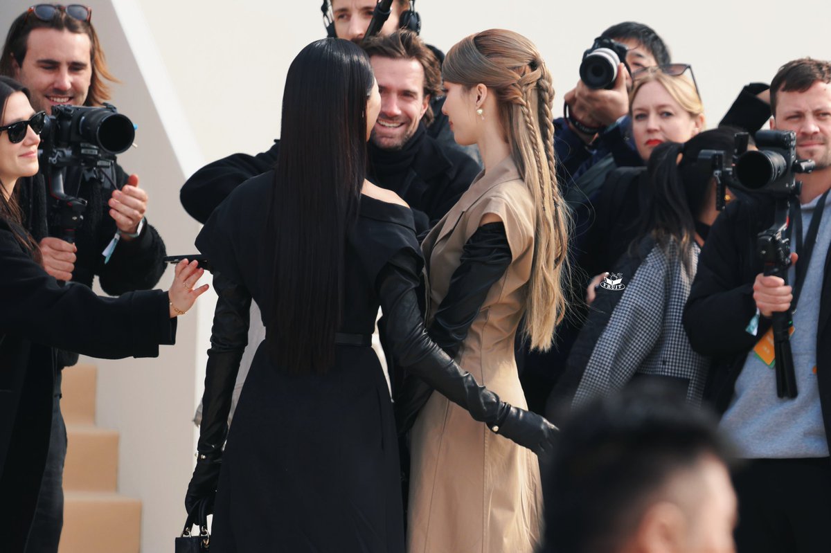 lingormbrasil's tweet photo. Cliques e mais cliques! 📸

Elas preenchem todos os requisitos. 

LINGORM AT PFW2025
#LingOrmDiorAW25
#DiorAW25 #Dior