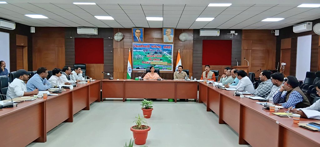 DmAmethi's tweet photo. आज दिनांक 04.03.2025 को कलेक्ट्रेट सभागार में जनपद में चल रहे चकबंदी कार्यों को लेकर संबंधित अधिकारियों के साथ बैठक कर आवश्यक दिशा-निर्देश दिए। https://t.co/1esBGyFo8Y
