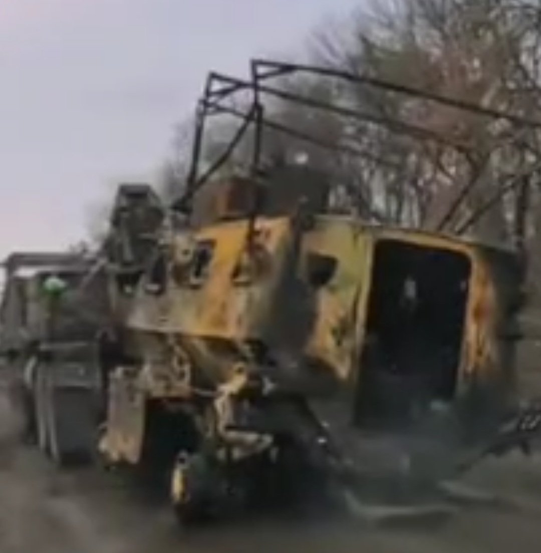 Всегда было загадкой зачем людыны таскают в тыл вот такие сгоревшие в угли тарантайки. 

Бронесталь после такой "термообработки" в пластелин по идее превращается. Это же просто мусор для вторчерметовского мартена. На что они надеются?
Или чисто для имиджа, не светить потери?