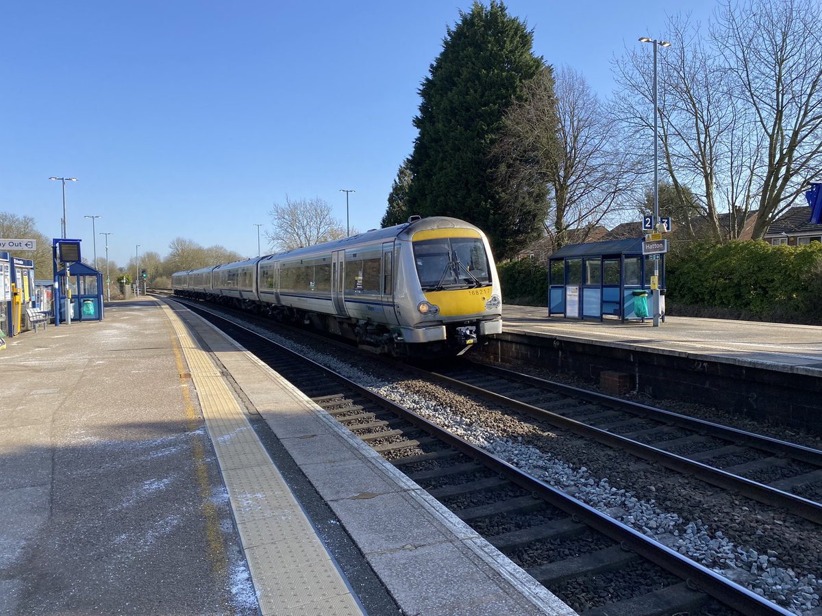 loypass_SCCar's tweet image. ✅ Hatton
@chilternrailway 

It’s a sunny weekday, so why not break the return on the bank? 🚈🚄🚈🚄
No shortage of interest in my 50 mins here on the passenger front.
@CrossCountryUK #class168 #class220 #class68 #class82