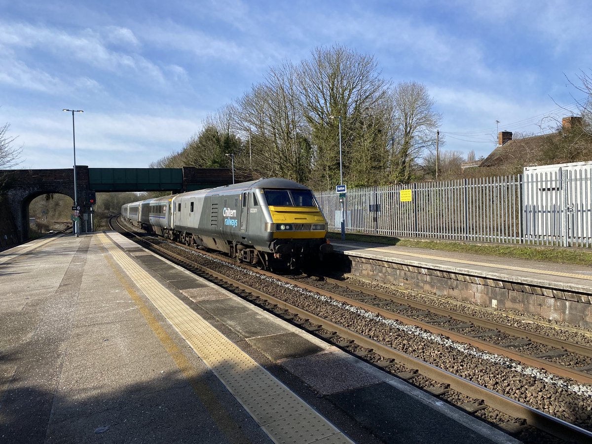 loypass_SCCar's tweet image. ✅ Hatton
@chilternrailway 

It’s a sunny weekday, so why not break the return on the bank? 🚈🚄🚈🚄
No shortage of interest in my 50 mins here on the passenger front.
@CrossCountryUK #class168 #class220 #class68 #class82