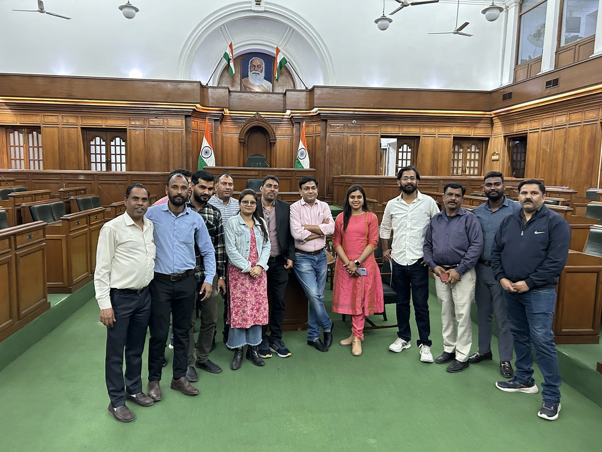 Poonampanoriya's tweet photo. 27 साल बाद सत्ता में लौटी बीजेपी सरकार का दिल्ली में पहला विधानसभा सत्र संपन्न. इसी दौरान
पत्रकार मित्रों के साथ ली गई तस्वीर.
@divya_news24 @KunwarRahul24
#DelhiAssemblySession #RekhaGupta @reporters_diary #LifeOfAreporter #lifeofajournalist https://t.co/Tqngy3vyAA