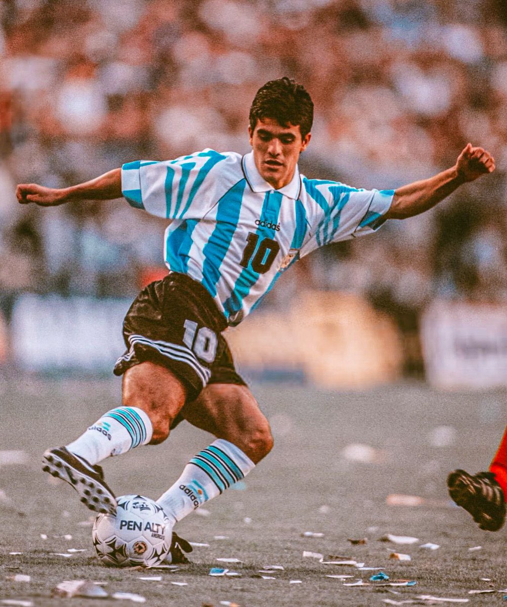🇦🇷🌟 En el día de su cumpleaños número 53, [ABRO HILO] de los mejores goles en la carrera de Ariel Arnaldo Ortega. Van al azar.

Preparen los pochoclos y deléitense con la magia del Burro.

Arrancamos. 🔜