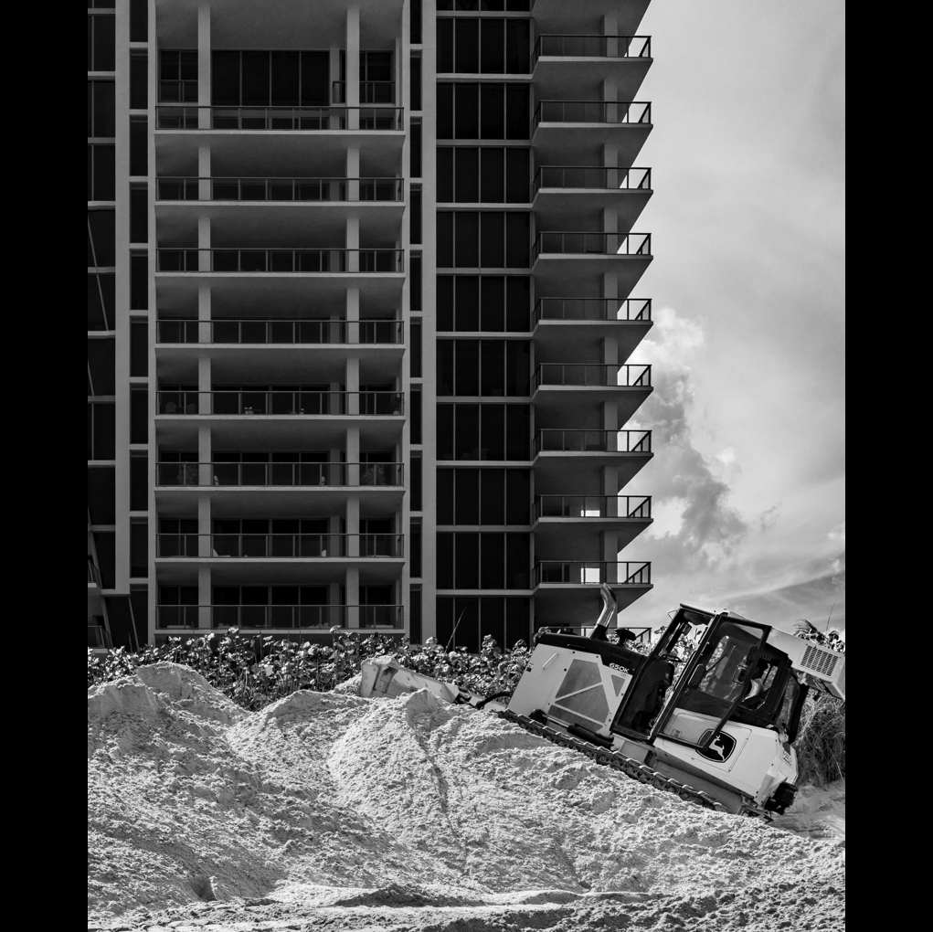 Woody_Campbell's tweet image. An earthmover pushes the sand, a building claims the sky.  Now. Palm Beach Gardens
Day 5608 of one photo every day for the rest of my life.

#palmbeachgardens #urbanization #monochromephoto #coastaldevelopment #blackandwhitephotography