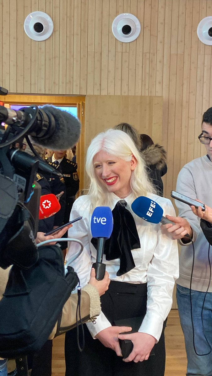 Casi tres meses después, los medios me siguen preguntando por <a href="/LaRevuelta_TVE/">La Revuelta</a> 😂. Gracias siempre por la visibilidad y el cariño!!! 
<a href="/rtve/">RTVE</a> <a href="/La1_tve/">La 1</a> 

#LaRevuelta #LaRevueltaTVE #mujeres #inclusion #albinism