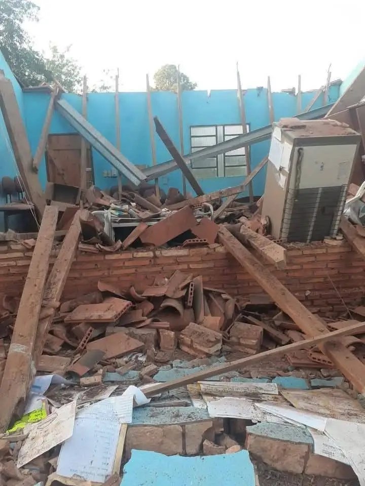 Yaguarón📍

Puesto de salud utilizado por el MSP y BS sufrió el derrumbe de su techo anoche en la compañía Hugua Poí, el colapso ocurrió alrededor de las 23h debido a la rotura de la viga principal de la estructura.

Info y 📷: Gentileza