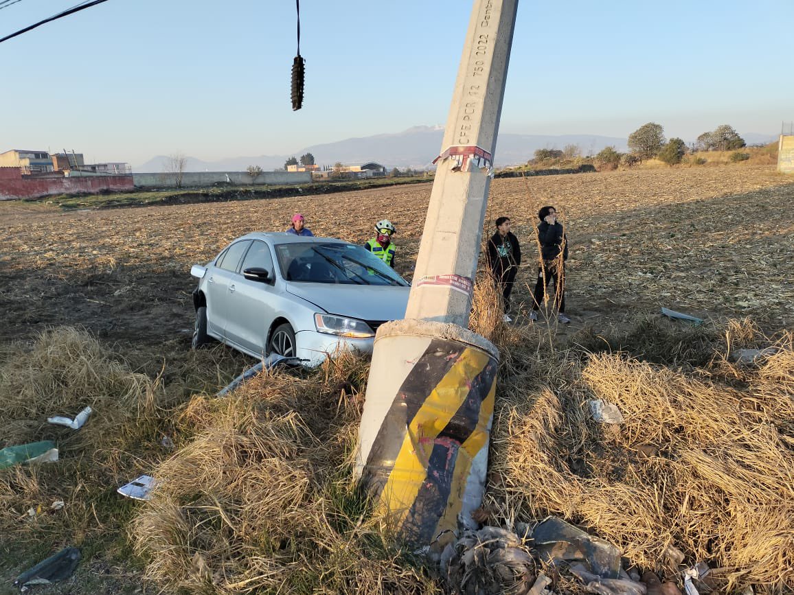 MetepecGobierno's tweet photo. ⚠️ Anticipa tu salida.

Se registra accidente vehicular ￼en la vialidad Toluca - Tenango, a la altura de la colonia San Lorenzo Coacalco, elementos de la @MetepecPolicia, apoyan con vialidad. https://t.co/Cqih8jRCDN