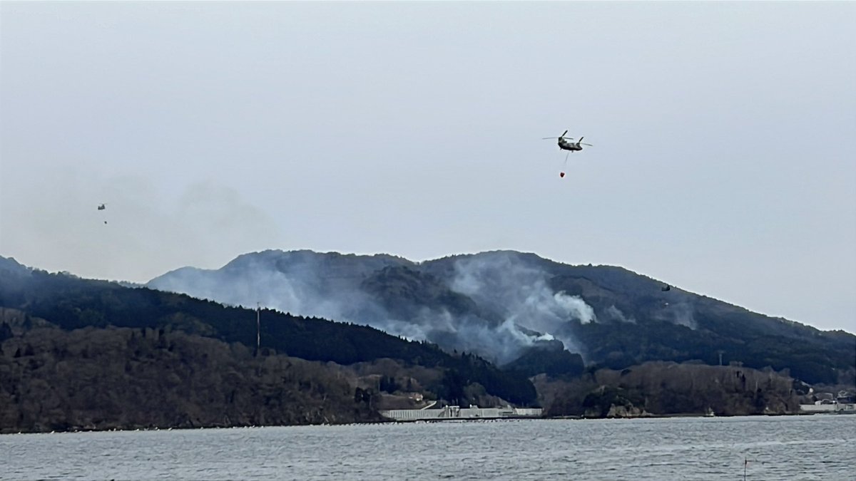 media_neko's tweet photo. この大火を一刻も早く消そうと奮闘したのがチヌーク。大船渡湾でなんと3機がクルクルと回るように連続して海からの給水と放水を繰り返すという荒技を使って大量放水してくれたのだ。どれほどの緊張感を持って臨んでくれたのか頭が下がる。ヘリ団のみなさん、本当にありがとうございます。 https://t.co/wfMjBq8EmG