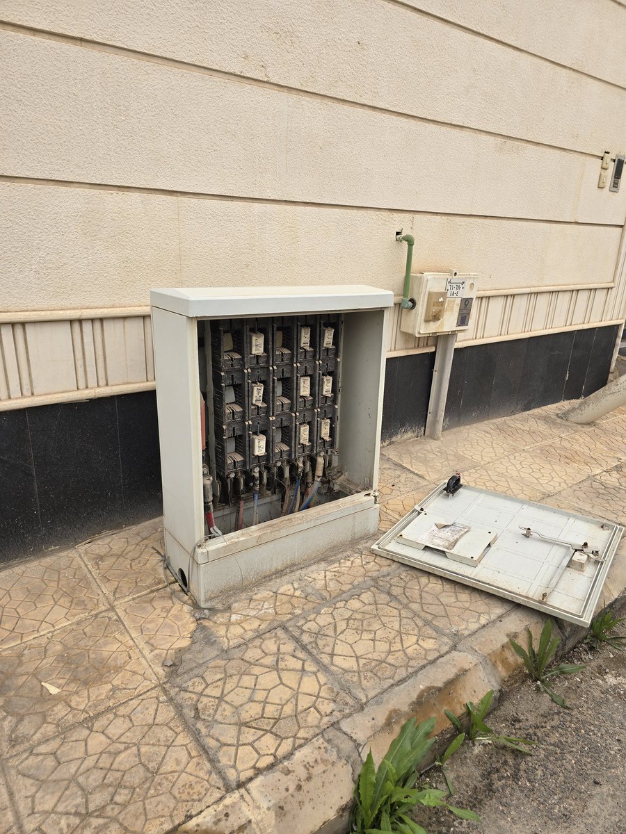 مكشوف في الشارع