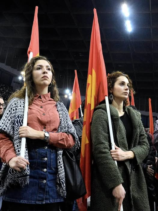 Девушки-активистки Коммунистической партии Греции ( KKE ). 2023.