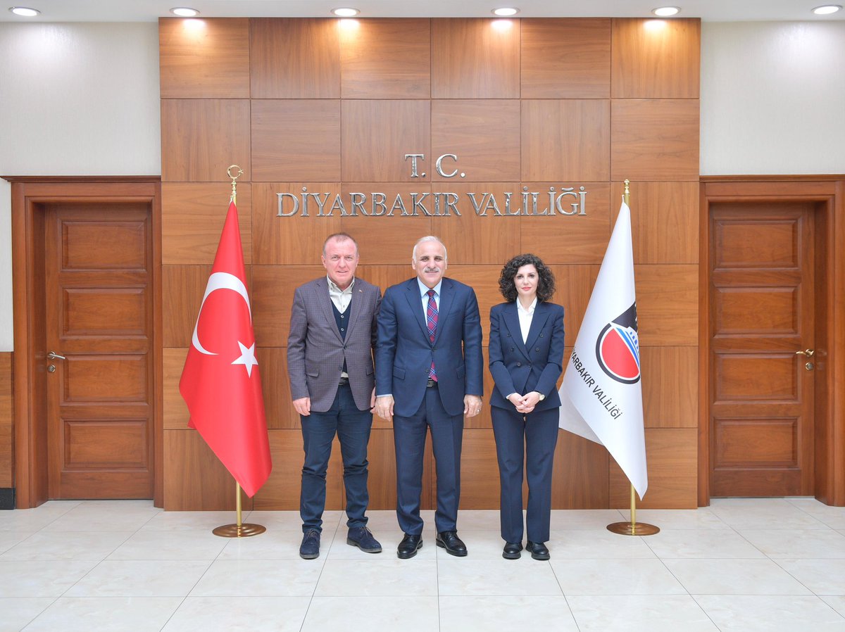 Trabzon Büyükşehir Belediye Başkanlığı dönemi boyunca basın ekibinde yer almaktan onur duyduğum Diyarbakır Valisi Sayın <a href="/vali_zorluoglu/">Murat Zorluoğlu</a> nu ziyaret ettim. Sayın Valime gösterdiği yakın ilgi nedeniyle teşekkür ederim 🙏