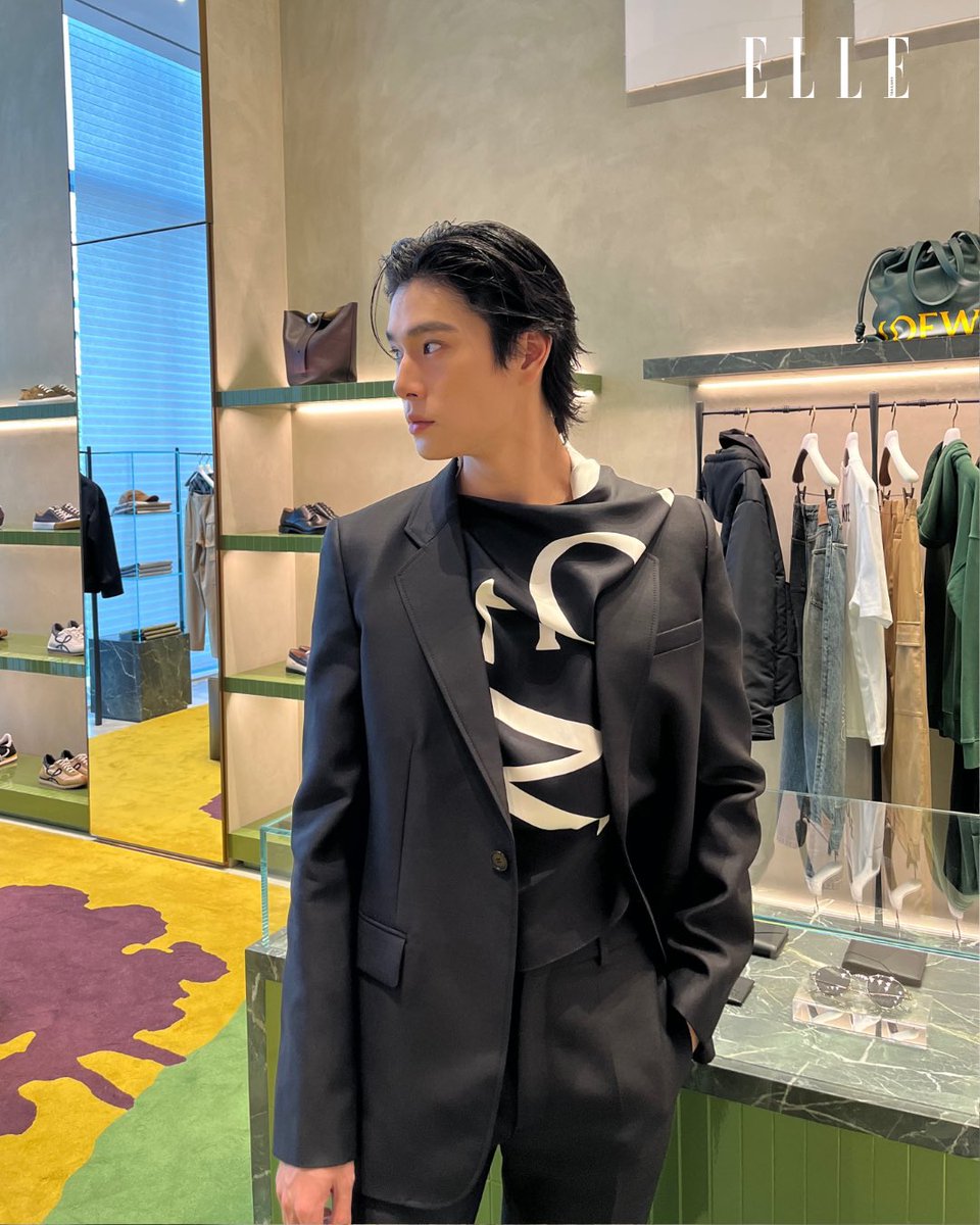 ELLEThailand's tweet photo. หล่อเต็มสิบคะแนน! ร่วมสร้างปรากฏการณ์แฟชั่นระดับโลกที่งาน #SiamParagonWorldFashionTrendSS2025 ไปพร้อมกับ ภูวินทร์ ตั้งศักดิ์ยืน @phuwintang พร้อมคอมพลีตลุคเรียบเท่จาก @LOEWE

#ELLEThailand 
#phuwintang 
#SiamParagonxPhuwin https://t.co/oncveMcpds