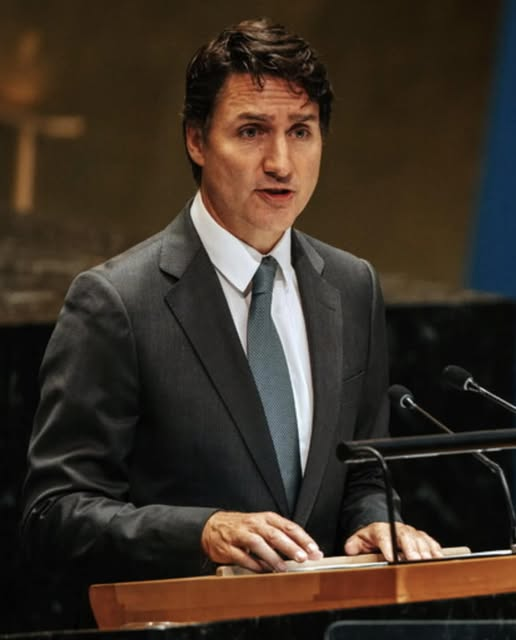 pierpi13's tweet photo. Il premier canadese Justin Trudeau ha risposto agli sciagurati dazi americani con quella che è, a tutti gli effetti, una vera e propria lezione al mondo su come si risponde, politicamente, economicamente e pure dialetticamente a Donald Trump.
“Il Canada non lascerà che questa decisione ingiustificata rimanga senza risposta.
Se le tariffe americane dovessero entrare in vigore questa notte, il Canada, a partire dalle 12:01 di martedì, risponderà con tariffe del 25% sui 155 miliardi di dollari di beni americani. Partiremo con i dazi su merci dal valore di 30 miliardi di dollari e poi continueremo il lavoro tra 21 giorni.
Le nostre tariffe rimarranno in vigore fino a quando l’azione commerciale degli Stati Uniti non sarà ritirata. Mentre esortiamo l’amministrazione statunitense a riconsiderare la sua decisione, il Canada rimane fermo nel difendere la sua economia, i suoi posti di lavoro, i suoi lavoratori e un accordo equo”.
Non una virgola di più, non una di meno.
Lorenzo Tosa
