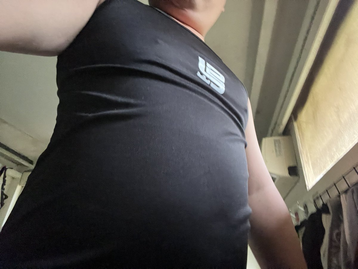 天啊 我這個死肥豬 下個月真的要認真運動 要來瘦到皮包骨 哈哈哈