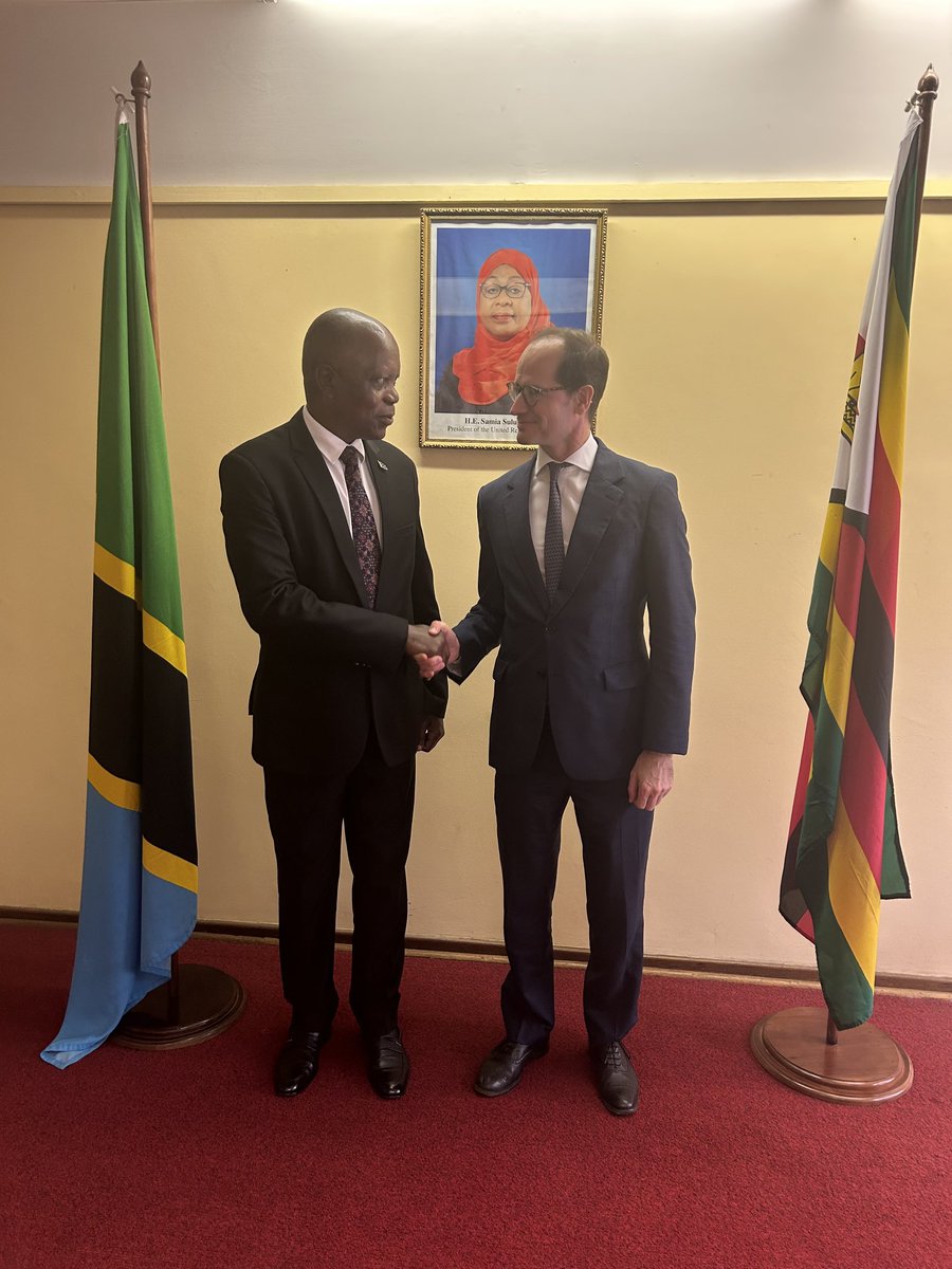 Mheshimiwa Balozi Simon Nyakoro Sirro akiwa kwenye picha ya pamoja na Balozi wa Ufaransa nchini Zimbabwe Mheshimiwa Paul-Bertrand Barets alipotembelea Ubalozi wa Tanzania Harare baada ya kufanya mazungumzo yaliyohusu Diplomasia ya uchumi