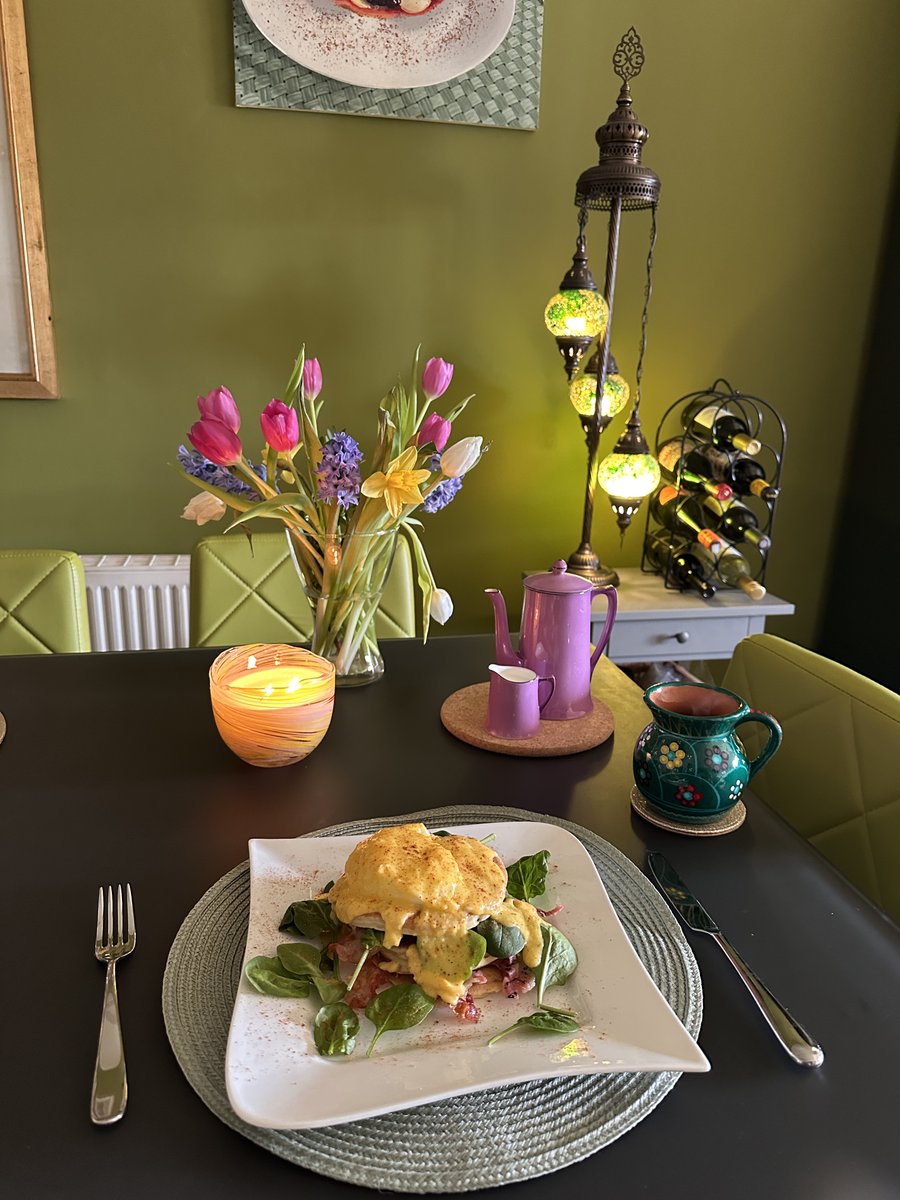 philipnolan1's tweet image. #PancakeTuesday #RoundOne Homemade American-style fluffy pancakes with grilled streaky bacon and spinach leaves, topped with a poached egg and hollandaise sauce, and a pinch of cayenne pepper - and coffee. #RoundTwo later. 🤪 #ShroveTuesday