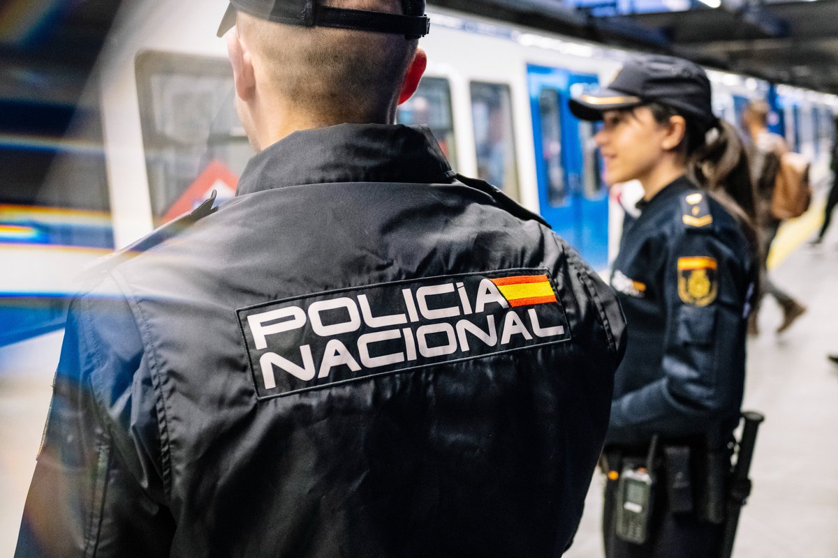 Empezamos la semana con dedicación y compromiso para mantener la #seguridad de todos  

Juntos construimos un país más seguro🇪🇸

#SomosTuPolicía 
#FelizLunes