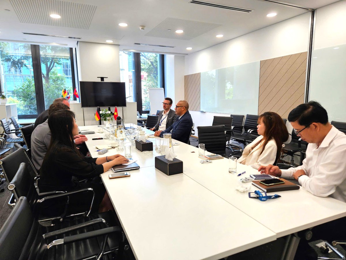 PNE AG’s new CEO, Heiko Wittke, met with the PNE Vietnam Team, AHK Vietnam &amp; GIZ at Deutsches Haus HCMC to reinforce their $4.6B commitment to Vietnam’s energy transition. 750 MW set to go live by 2030!
#PNEAG #OffshoreWind #AHKVietnam #RenewableEnergy