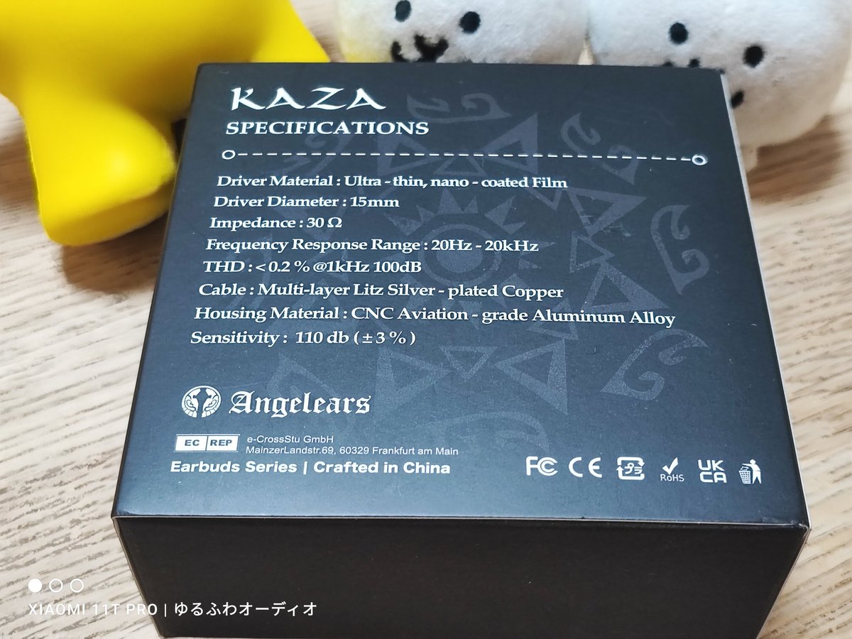 snow_el's tweet photo. Angelears KAZA
オープンイヤーで装着感と音漏れは人を選ぶが銀色デザインが◎。ドンシャリ音質で低音強め、空間表現もGood
#PR Angelears #A5K #れいんのレビュー
*良かったらいいね、RPしてもらえたら励みになります
🔶商品紹介、購入リンク
リプにて
🔶音以外について
3.5mm版のリケーブルが出来ないオープンイヤーのイヤホンで全体的に銀色でまとまっており、ケーブルは細く取り回しも良くて見た目も良いオープンイヤータイプのイヤホン
装着のストレスもなくて快適ですが、筐体が大きく人の耳によってはポロポロしちゃいそうな気がします
自分の耳ではちょっと動いたら落ちちゃいそうな装着感ですが、ギリギリ音楽鑑賞出来たのでその状態で書いていこうと思います
🔶音について
イヤーパットがうまく付けられなかったので、そのままの状態での感想になります
音質としてはドンシャリで解像度は値段を考えたらそこまで高くないですが、音の輪郭の強調は結構あり、特に高音は不自然なほどキラキラした、かなり刺激的でシャープな音に感じます
音の余韻や響きみたいなものがなく、鋭さだけ感じる高音です
金属質な音は特に敏感でハイハットあたりの音は全面に出て来て、輪郭が強くエッジの立った音でここは好みが分かれそう音だなと感じました
中音域はそこまで凹みは強くないですが、低音と高音の強調が強いので一歩引いた音になってし���っています
ボーカルだけは前に来て聞き取りやすいのですが表現力が弱く、ブレスや声の響きや息づかいなんかは感じられず、ピアノの音は他の音が入るとやはり凹んでしまいます
中音域の音は全体的に解像感は高いのですが音の描写が甘いので個人的にはイマイチな中音域でした
低音域はパワフルで���ープンイヤーなのに結構グイグイ来る低音です、ベースラインは追いやすく、響きも良いのでオープンイヤーで低音がしっかり鳴って欲しい人には良いイヤホンに感じます
音の量感は多いのですが、流石にオープンイヤーなのかアタック感は弱くサブベースまで深い所までは出ない印象です
音場は広めです、特に上下に広いおかげか若干抜けの良さを感じる音で、音の奥行きもしっかり感じられます、左右への広がりが少しイマイチですが、音の立体感のおかげか定位も良く音の位置は把握しやすく悪くない空間表現です
ASMRは流石にダメですね、そもそもASMRの性質上カナル型のイヤホンの方がやはり良いなと感じてしまう部分はありましたし、このイヤホンは特に苦手で中音域の表現力の甘さもあり聴いていてイマイチに感じました
🔶まとめ
耳���塞ぐの嫌な人でドンシャリが好きな人か、空間表現が良いのでゲーミングイヤホンに使うのも良いかなと思いました
正直オープンイヤーなだけにオープンに言いますが、あんまりオススメはしづらいです
音漏れもしますし、音は総合的に見ると平均よりちょっと下に感じますし、装着感も人を選びそうですし、見た目は良いのと、オープンイヤーにしては低音に迫力があり、オープンイヤーイヤホンは選択肢が少ないのでそこに魅力を感じるかどうかがこのイヤホンのポイントかなと思いますね、KAZAだけに自分には風向きが悪かったイヤホンでした
校正:すのー
PRタイトル:Grok3