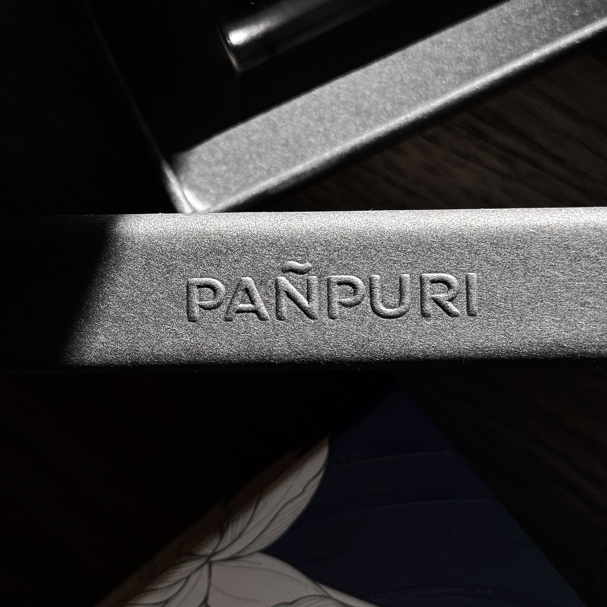 PAÑPURI ได้ออก perfume oil ใหม่ มาในชื่อว่า ‘Lotus Eclipse’ ซึ่งเป็นการ collab ร่วมกับซีรี่ย์ The White Lotus ที่กำลังฉายอยู่ โดยนำกลิ่นกลีบดอกบัวขาวอันละเอียดละออมาเป็นจุดเด่น ผสมผสานกับ sea salt พร้อมกับมี tonka beans &amp; ambrette seed ที่ให้ความหวาน แต่ยังมี lime