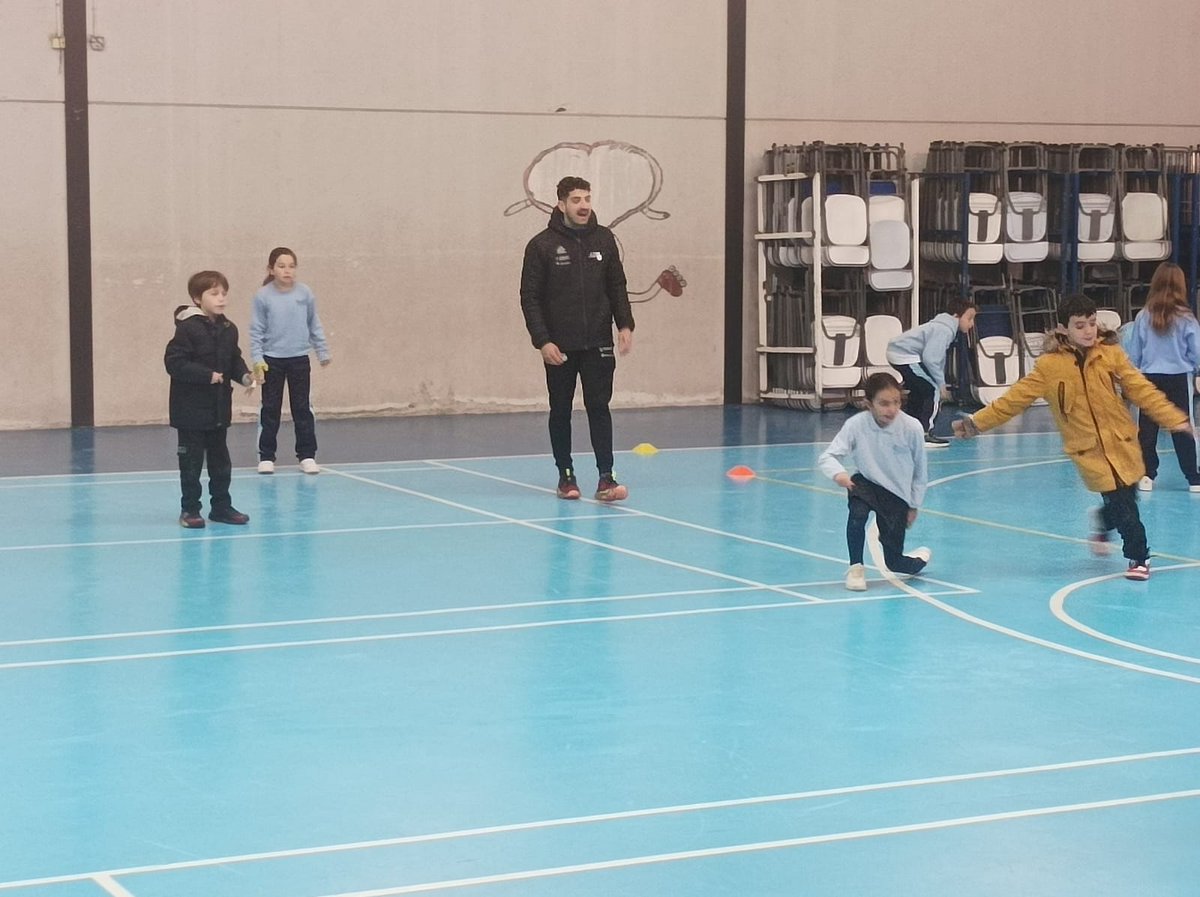 colegiosvf's tweet photo. En nuestro colegio apostamos por el deporte y las tradiciones valencianas. Ayer, gracias al programa "Pilota a l'Escola" de @GVAeducacio, nuestros alumnos compartieron una jornada inolvidable con profesionales del raspall, y disfrutaron de la pasión por nuestro deporte autóctono. https://t.co/mMjUfDbwL0