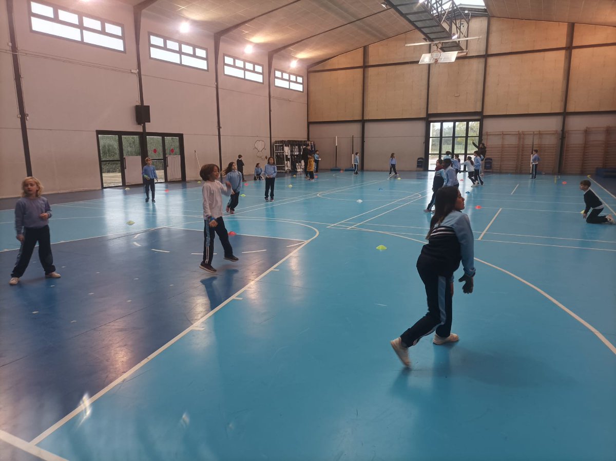 colegiosvf's tweet photo. En nuestro colegio apostamos por el deporte y las tradiciones valencianas. Ayer, gracias al programa "Pilota a l'Escola" de @GVAeducacio, nuestros alumnos compartieron una jornada inolvidable con profesionales del raspall, y disfrutaron de la pasión por nuestro deporte autóctono. https://t.co/mMjUfDbwL0