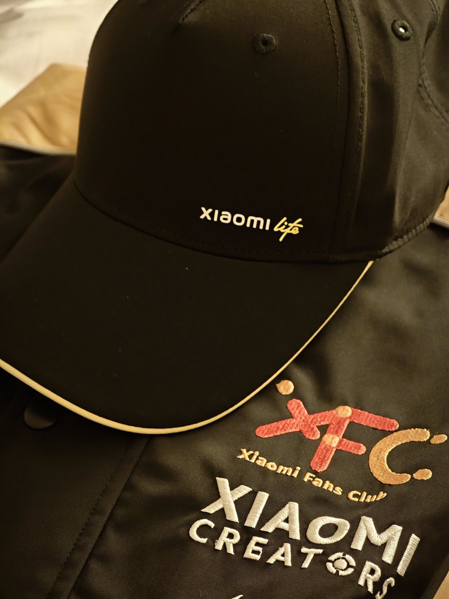 Paraph_MWC's tweet photo. 昨日はこのキャップとユニフォームでMWC25に参加してきました。
カッコいいユニフォームもらえて超嬉しい！

#XiaomiExplorers #MWC25 https://t.co/ZP6piSmbPa