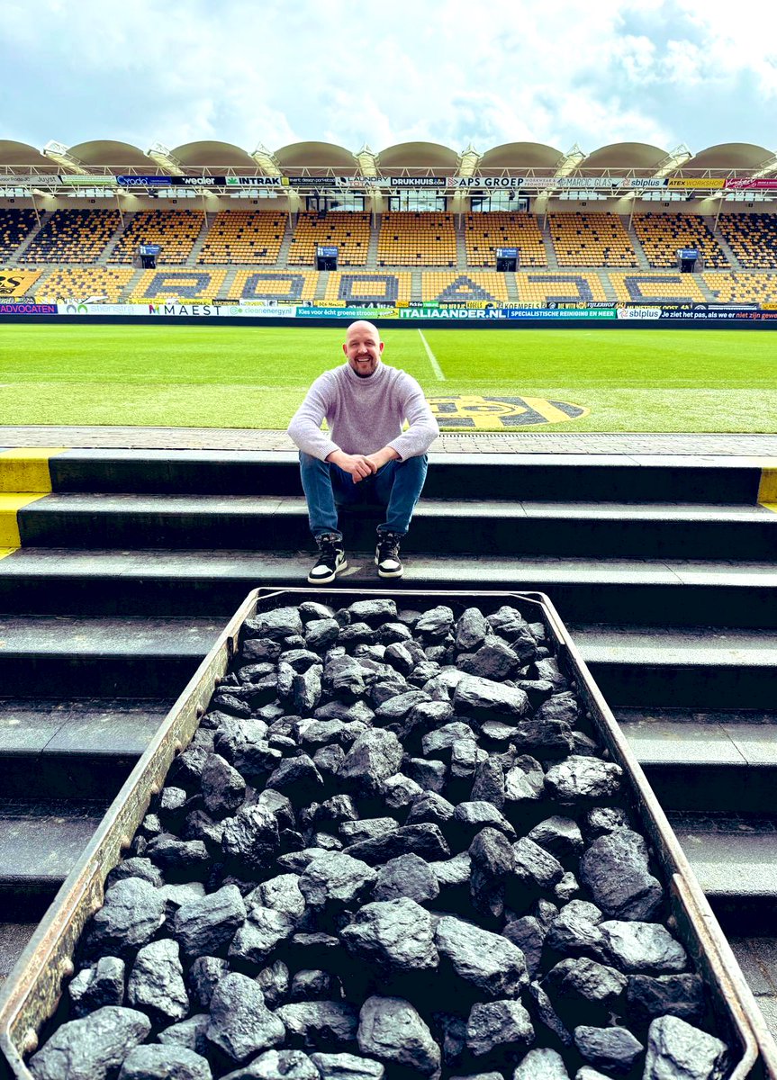 spelersvakbond's tweet image. VVCS Spelersgroepbezoek bij Roda JC! ⚒️⚽️💫🏟️

De club van de mijnwerkers, met het prachtige stadion.

Lev: ”Opnieuw een leuke groep, met zeer veel vragen… vrijwel alles kunnen beantwoorden gelukkig!” 💪😃⚽️💫 📚 

@elevchenko #arjanebbinge #vvcs #spelersgroepbezoek #rodajc