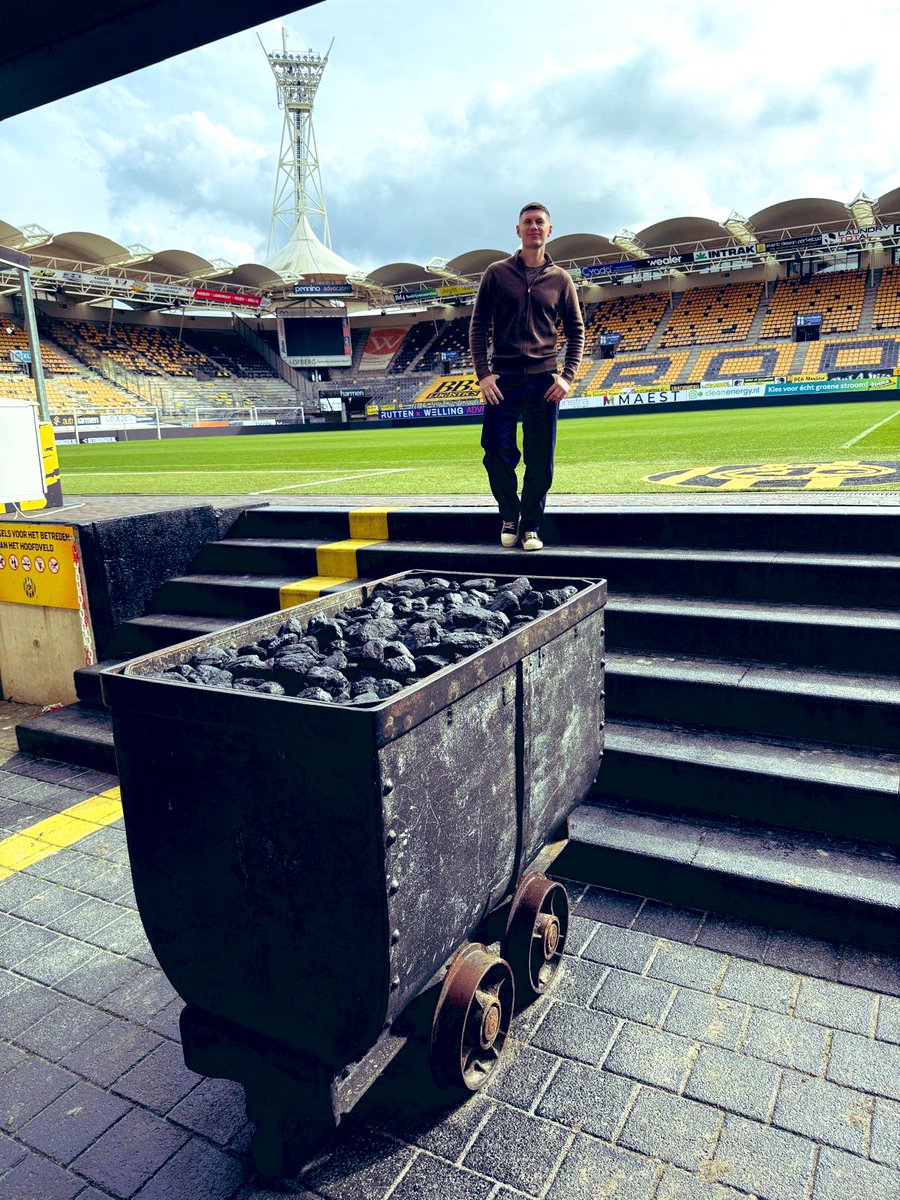 spelersvakbond's tweet image. VVCS Spelersgroepbezoek bij Roda JC! ⚒️⚽️💫🏟️

De club van de mijnwerkers, met het prachtige stadion.

Lev: ”Opnieuw een leuke groep, met zeer veel vragen… vrijwel alles kunnen beantwoorden gelukkig!” 💪😃⚽️💫 📚 

@elevchenko #arjanebbinge #vvcs #spelersgroepbezoek #rodajc